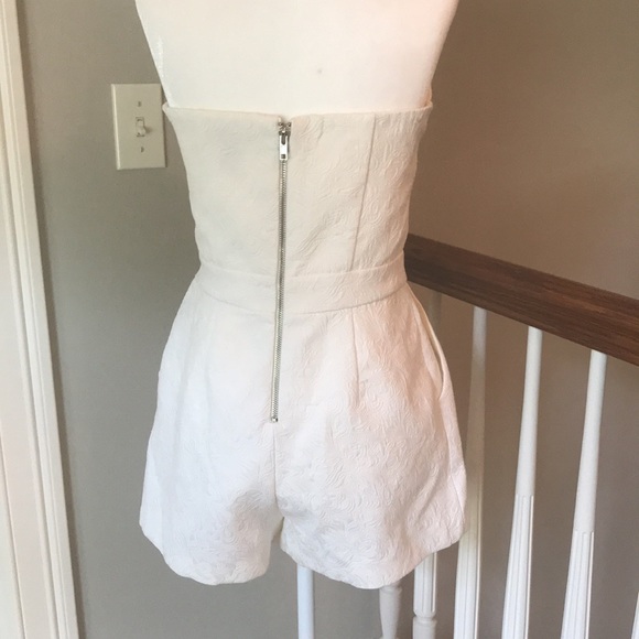 White Strapless Lace Textured Fitted Romper With Zipper Closure Size Medium - Picture 6 of 9